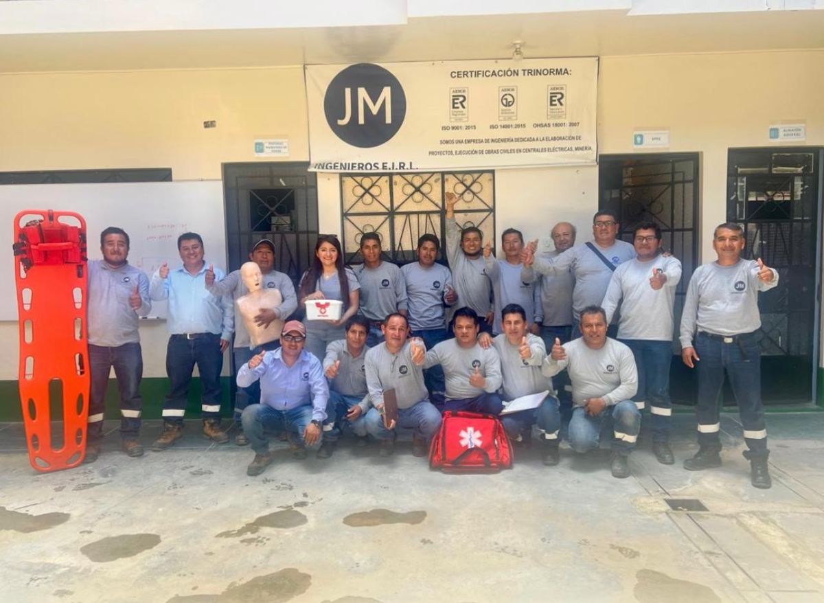 Equipo de trabajadores capacitados con camilla y botiquín