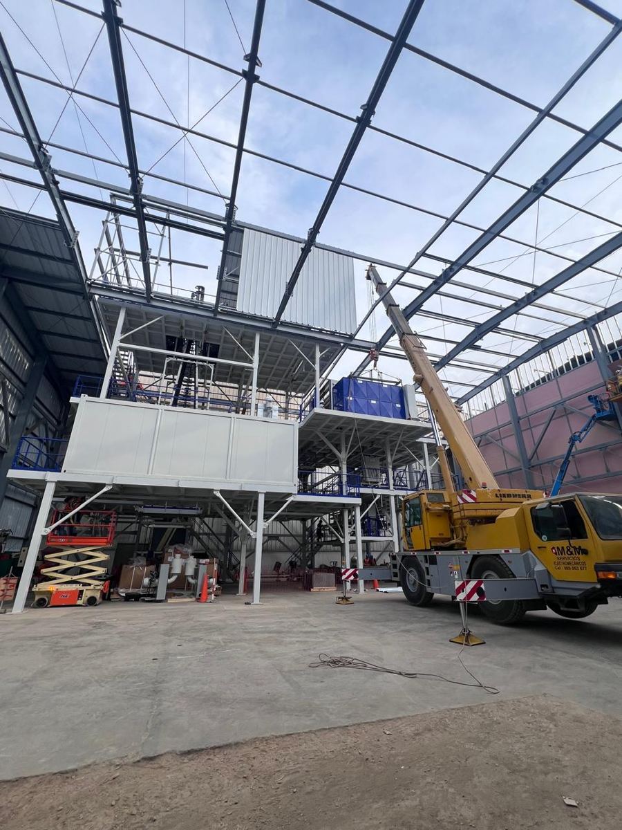 Obra industrial con grúa y estructura metálica